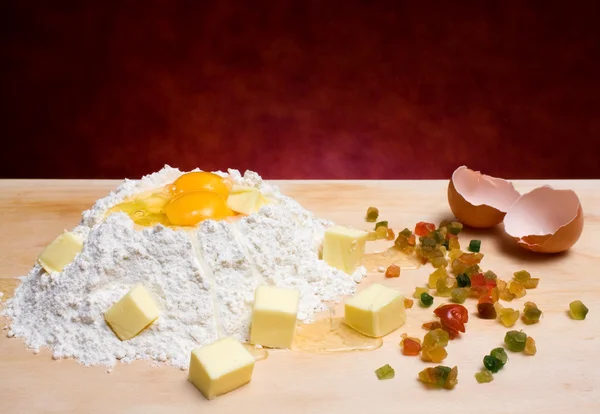 面粉、 鸡蛋、 黄油和糖果水果 — 图库照片