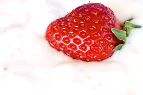 Close-up van aardbei in yoghurt — Stockfoto