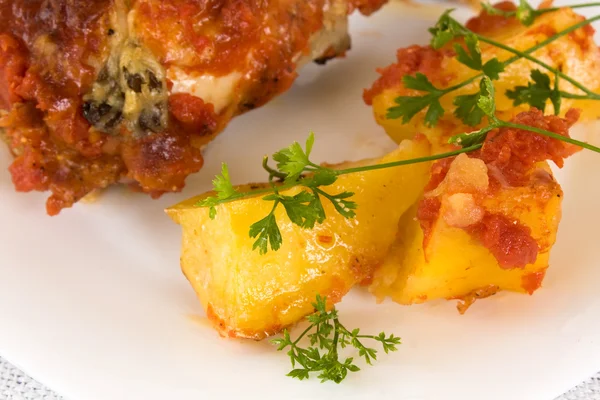 Жареный цыпленок и картофель крупным планом — стоковое фото