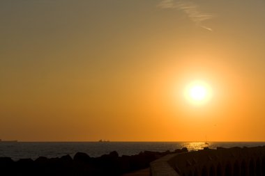 günbatımı yukarıda deniz - civitavecchia, İtalya