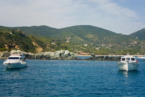 Βάρκες σε lacona κόλπο, το νησί Έλβα — Φωτογραφία Αρχείου