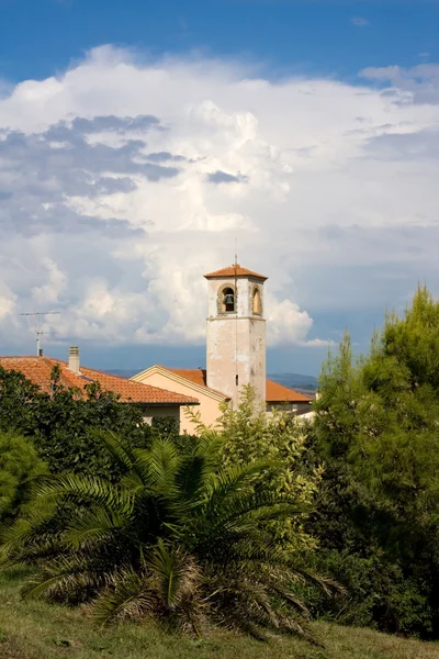 Bell tower van santa maria assunta kerk, telamon, Toscane — Stockfoto