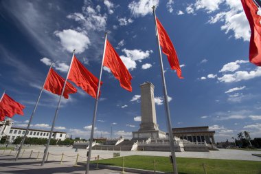 Tiananmen Meydanı ile kırmızı bayrak uçan