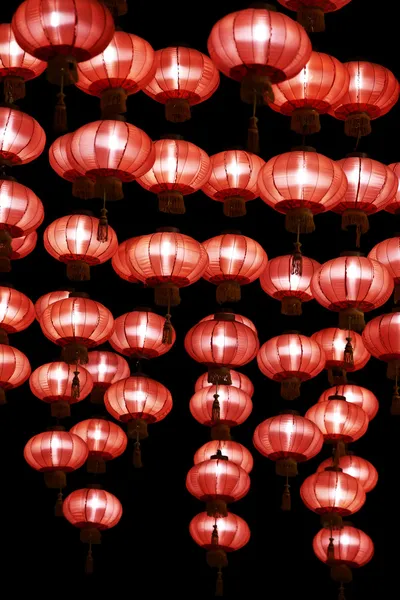 Lanternes rouges chinoises la nuit — Photo