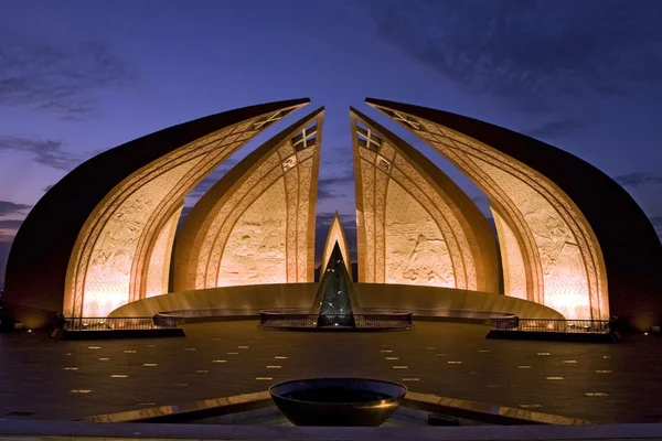 Vista notturna del monumento del Pakistan — Foto Stock