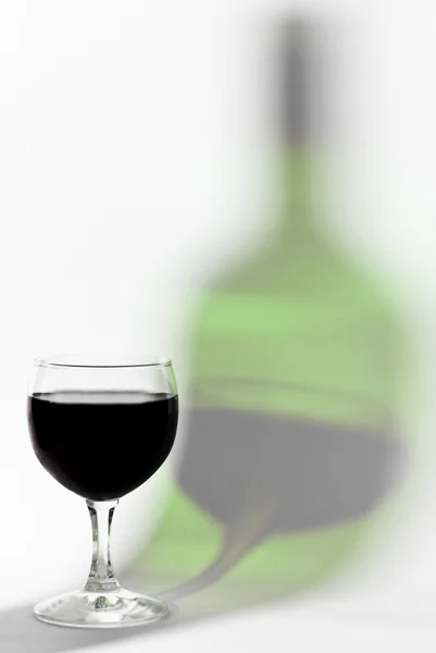 赤ワインのグラスとボトルを反射します。 — ストック写真