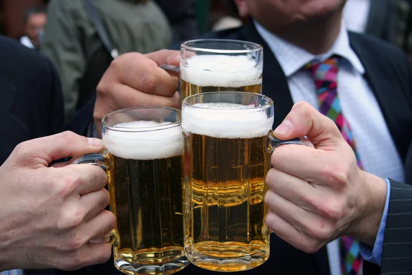 Hombres de negocios brindando con sus cervezas —  Fotos de Stock