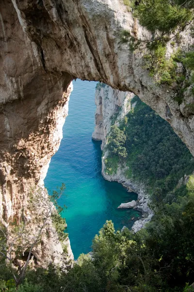 Природная арка в Капри, Италия — стоковое фото