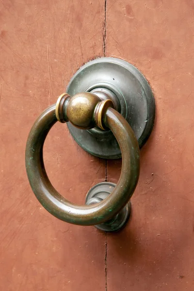 Llamador de puerta de metal en la puerta de madera — Foto de Stock