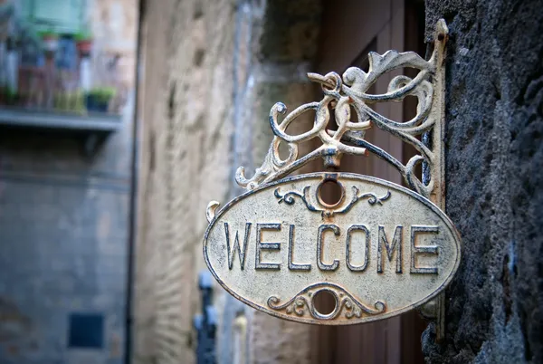 Welcome sign on log home — Stock Photo, Image