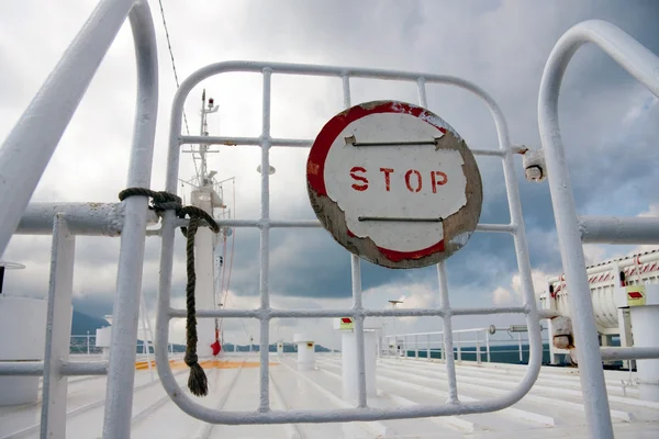 Znak stop na bramę na łodzi — Zdjęcie stockowe