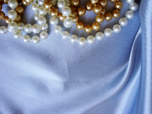 Perlas un collar en una tela de seda —  Fotos de Stock