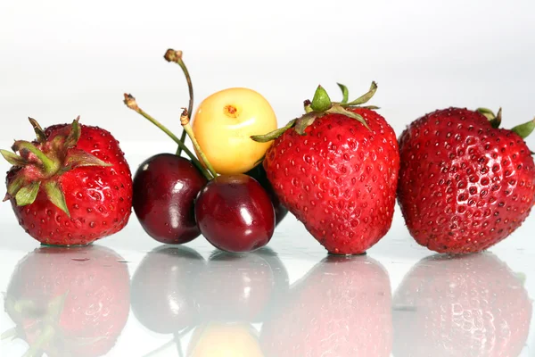 Strawberries and cherries — Stock Photo, Image