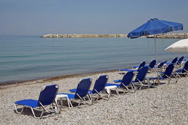 Grecia, ombrelloni e lettini — Foto Stock