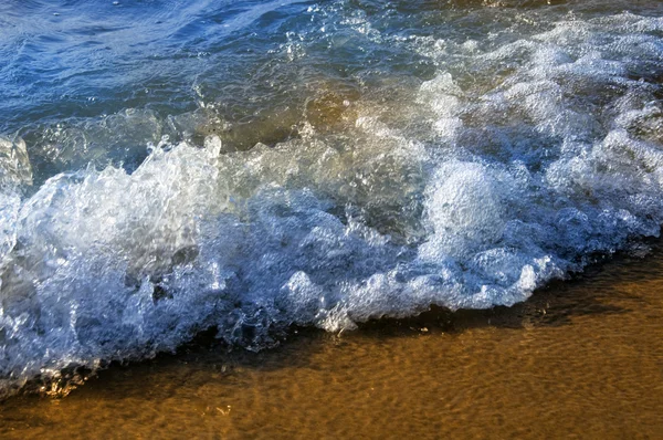 Παραλία με κύματα — Φωτογραφία Αρχείου