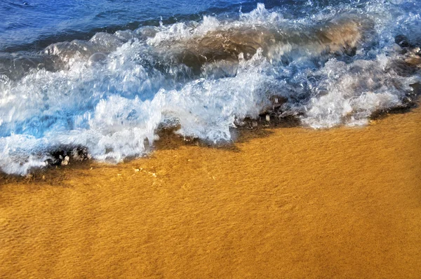 Beach with waves — Stok fotoğraf