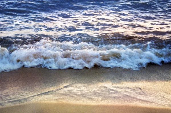 Praia com ondas — Fotografia de Stock