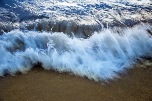 Playa con olas —  Fotos de Stock