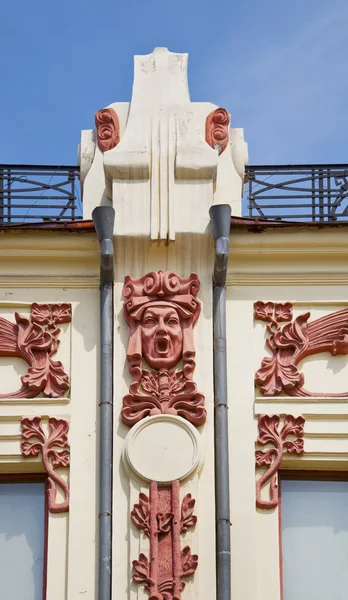 Decoratie van oude gebouwen, standbeelden van oude school en barelief — Stockfoto