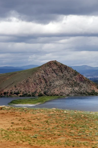 Heuvel over de rivier van de selenga — Stockfoto