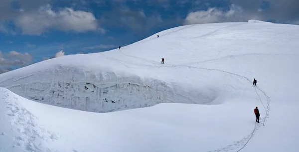 Die Gruppe der Alpinisten erreicht eine — Stockfoto