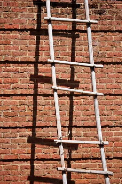 Ladrillo pared con escalera —  Fotos de Stock