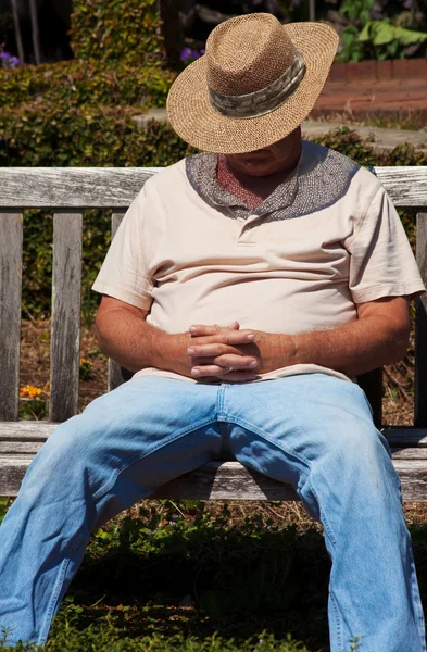 Man rust na een harde dag werken — Stockfoto