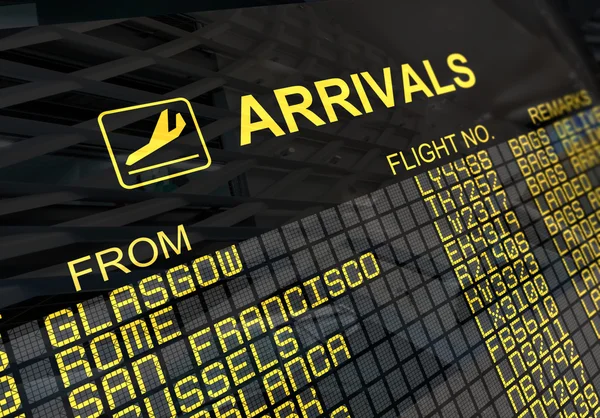 Placa de chegadas do Aeroporto Internacional — Fotografia de Stock
