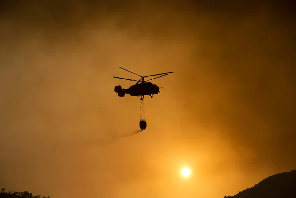 Elicottero combattere il fuoco — Foto Stock