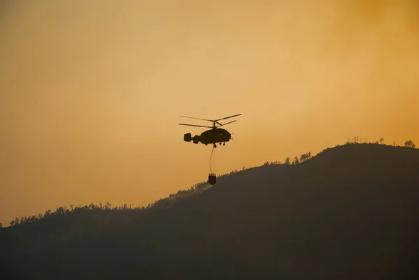 헬기 불 싸움 — 스톡 사진