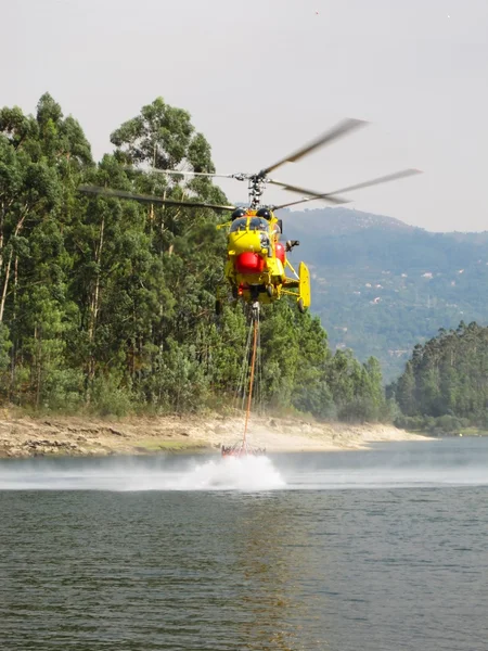 Helikopter brandbekämpningstekniker — Stockfoto