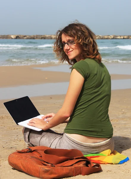 Menina com laptop branco — Fotografia de Stock
