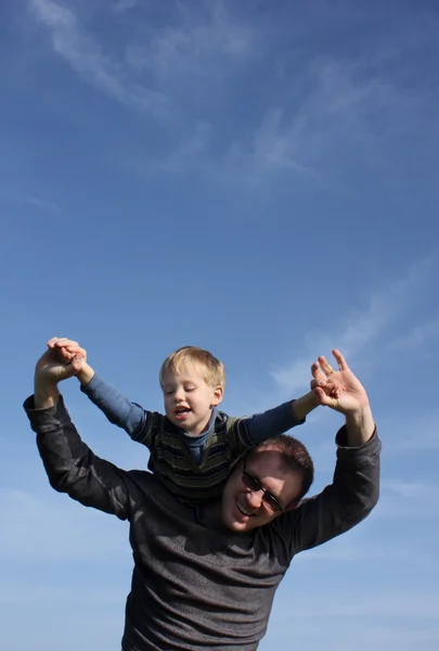 Papa mit seinem zweijährigen Sohn — Stockfoto