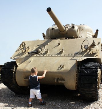 çocuk tank durdurmaya çalışır.