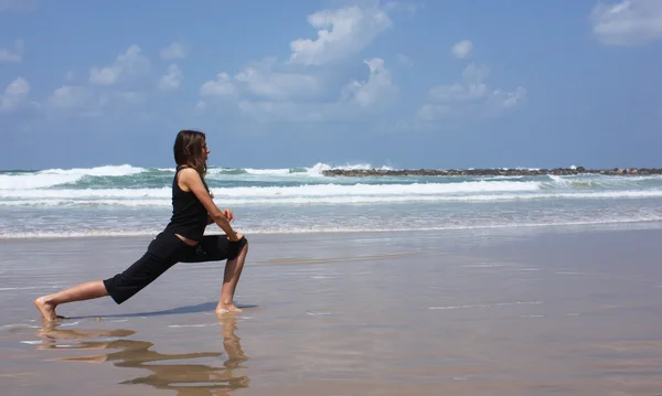 Frau beim Fitnesstraining am Strand — Stockfoto