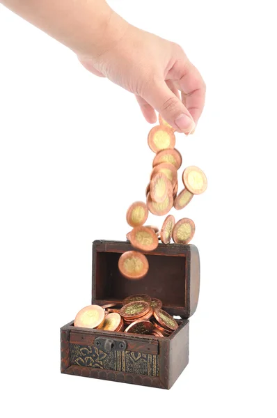 Mano y monedas en un cofre — Foto de Stock