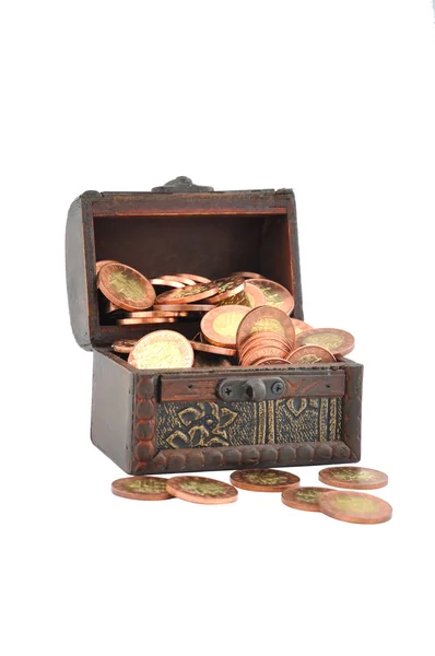 Монеты в сундуке — стоковое фото