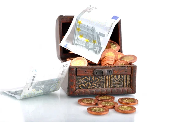 Pengar i en kista — Stockfoto