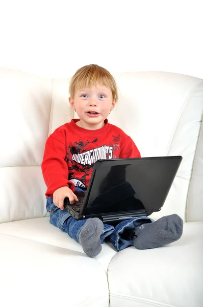 Barn med bärbar dator — Stockfoto