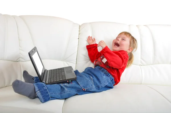 Kind met laptop — Stockfoto