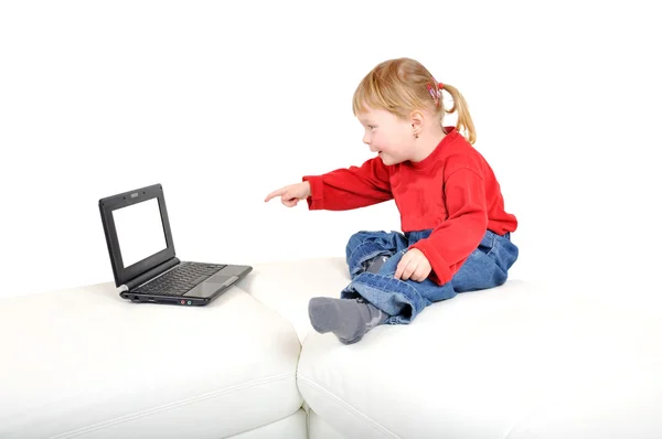 Kind met laptop — Stockfoto