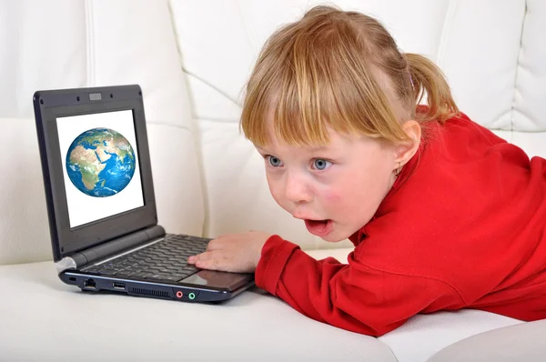 Meisje is verbaasd door aarde in notitieblok — Stockfoto