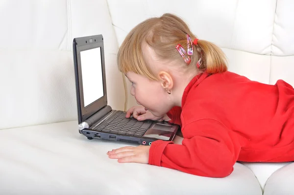 Barn med bärbar dator — Stockfoto
