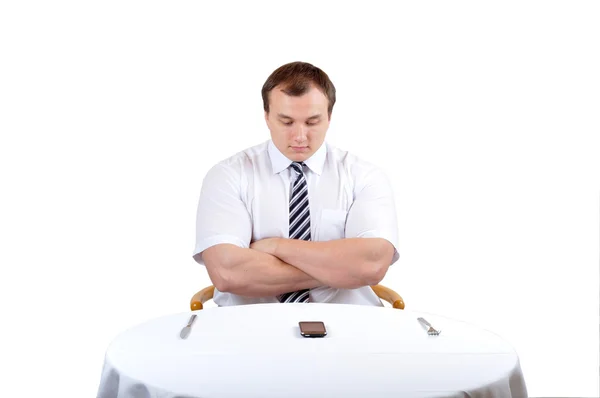 Бізнесмен сидить перед столом з телефоном — стокове фото