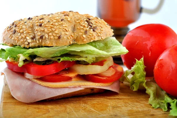 Ronde verse sandwich met ham en kaas — Stockfoto
