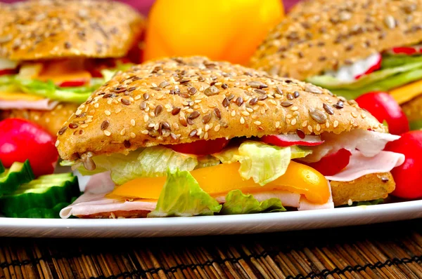 Треугольный свежий сэндвич с овощами — стоковое фото