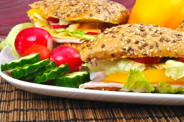 三角形新鮮なサンドイッチと野菜 — ストック写真