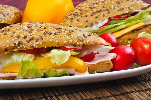 Triangel färsk smörgås med grönsaker — Stockfoto