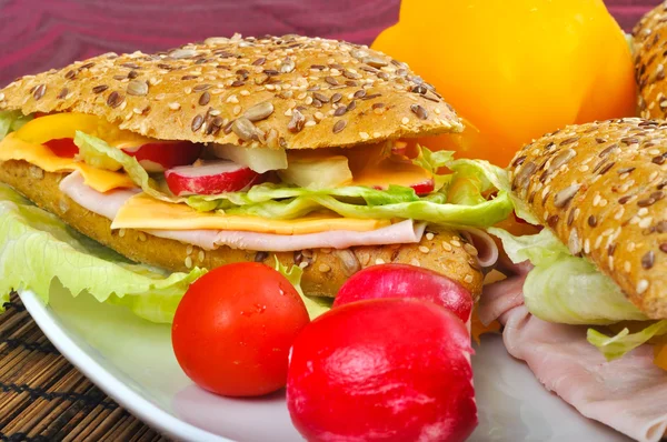 Trojúhelník čerstvý sendvič se zeleninou — Stock fotografie