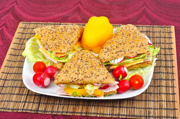 Triangolo panino fresco con verdure — Foto Stock